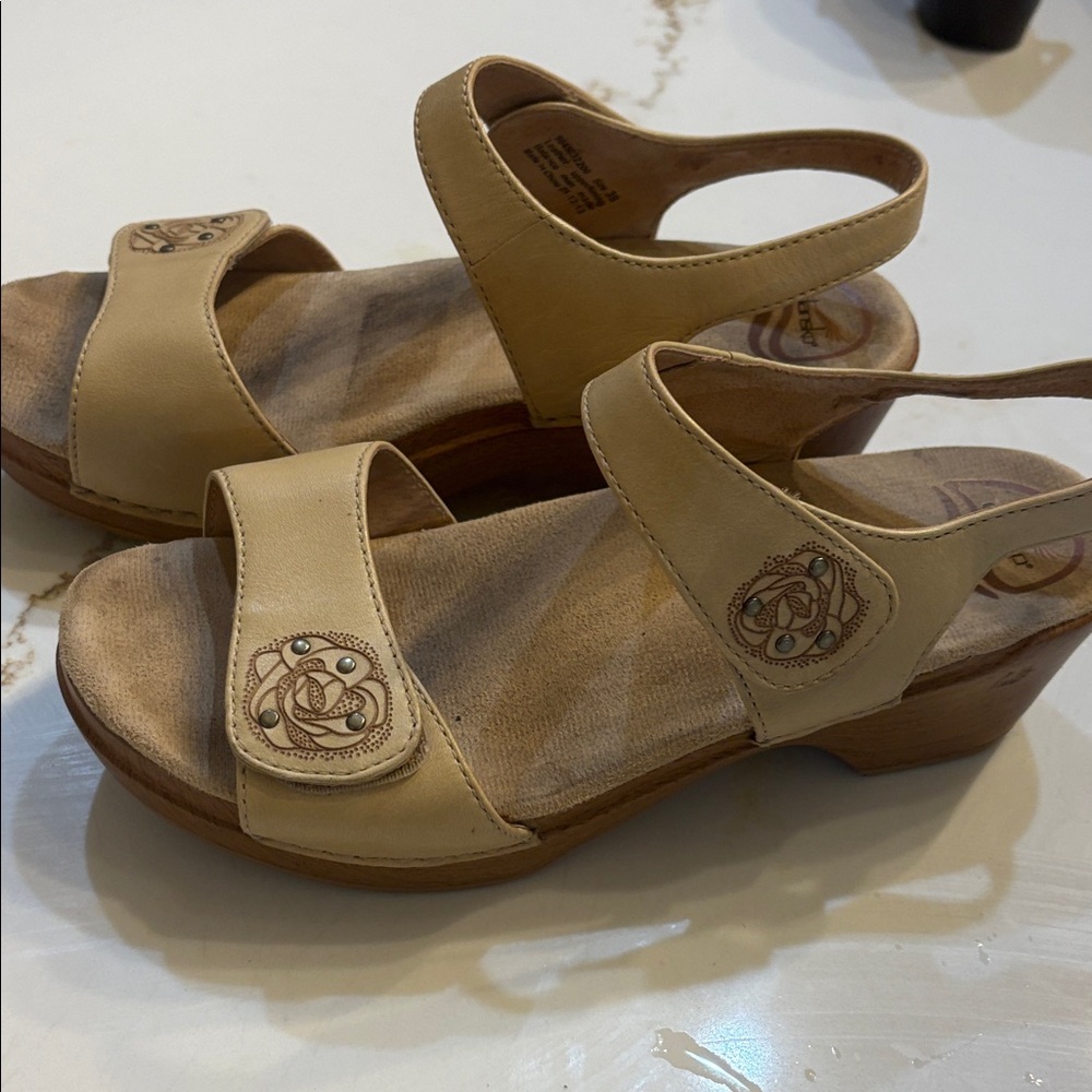 Dansko size 39/ 9 Comfortable Beige Women’s Sandal